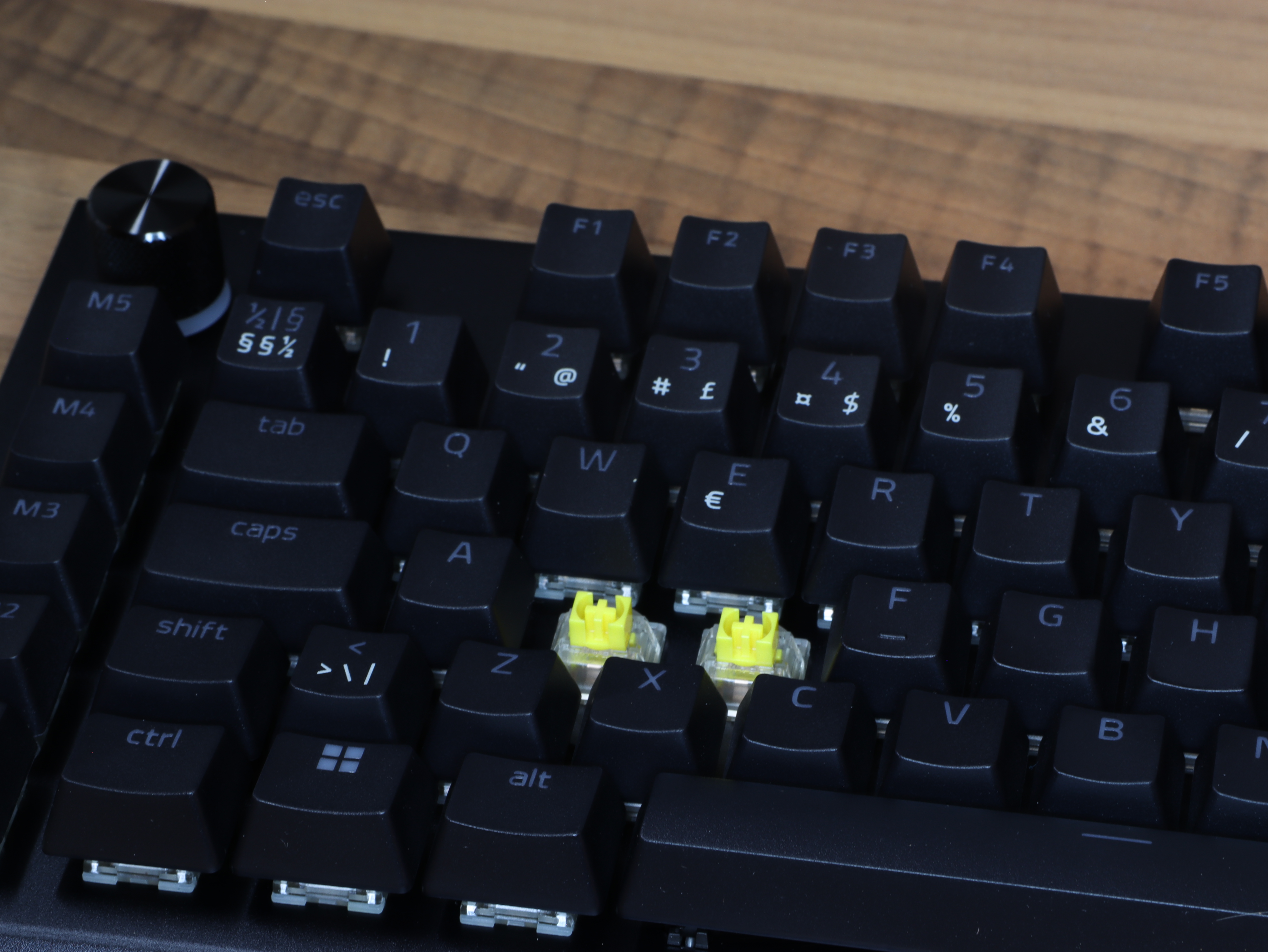 rest Blackwidow RGB doubleshot command wrist switches v4 mechanical yellow Pro Razer dial cable multifunction-roller.JPG